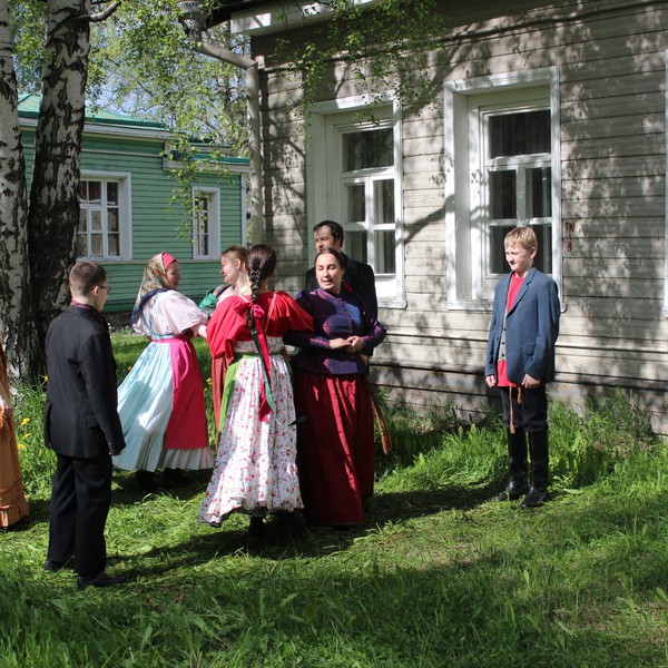 Выставка «Молодо-зелено, погулять велено»