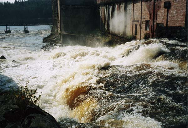Вид на плотину через реку в п.Ляскеля. Фото К.Волкова