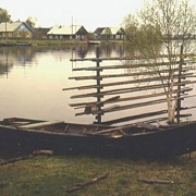 Лодка и вешалка для сетей