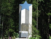 Братская могила советских воинов, погибших в годы Великой Отечественной войны,399й шоссе С.Петербург-Мурманск, в 2-х км от п.Матросы