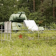 Паятник танку, первым вошедшему в деревню